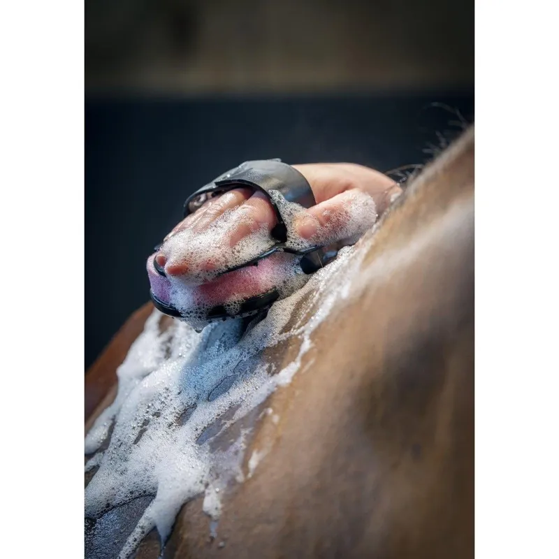 LeMieux Hippo Scrubber Black 3 LeMieux Hippo Scrubber Black - Image 3