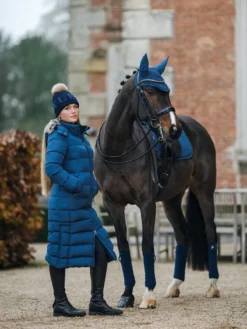 LeMieux Harper Longline Puffer Coat Atlantic 13 LeMieux Harper Longline Puffer Coat Atlantic -Lemieux Shop it03566 lifestyle harperlonglinepuffercoat atlantic 8 copy