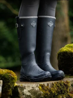 LeMieux Stride Wellington Boot Navy 15 LeMieux Stride Wellington Boot Navy -Lemieux Shop it03617 lifestyle stridewellingtonboot navy 8 copy