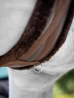 LeMieux Fleece Lined Anatomic Girth Brown -Lemieux Shop it03712 lifestyle fleecelinedanatomicgirth brown 2