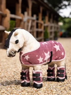 LeMieux Toy Pony Fleece Travel Boots And Tail Guard - Orchid 7 LeMieux Toy Pony Fleece Travel Boots And Tail Guard - Orchid -Lemieux Shop it03881 lifestyle toyponyfleecetravelbootsandtailguard orchid 1